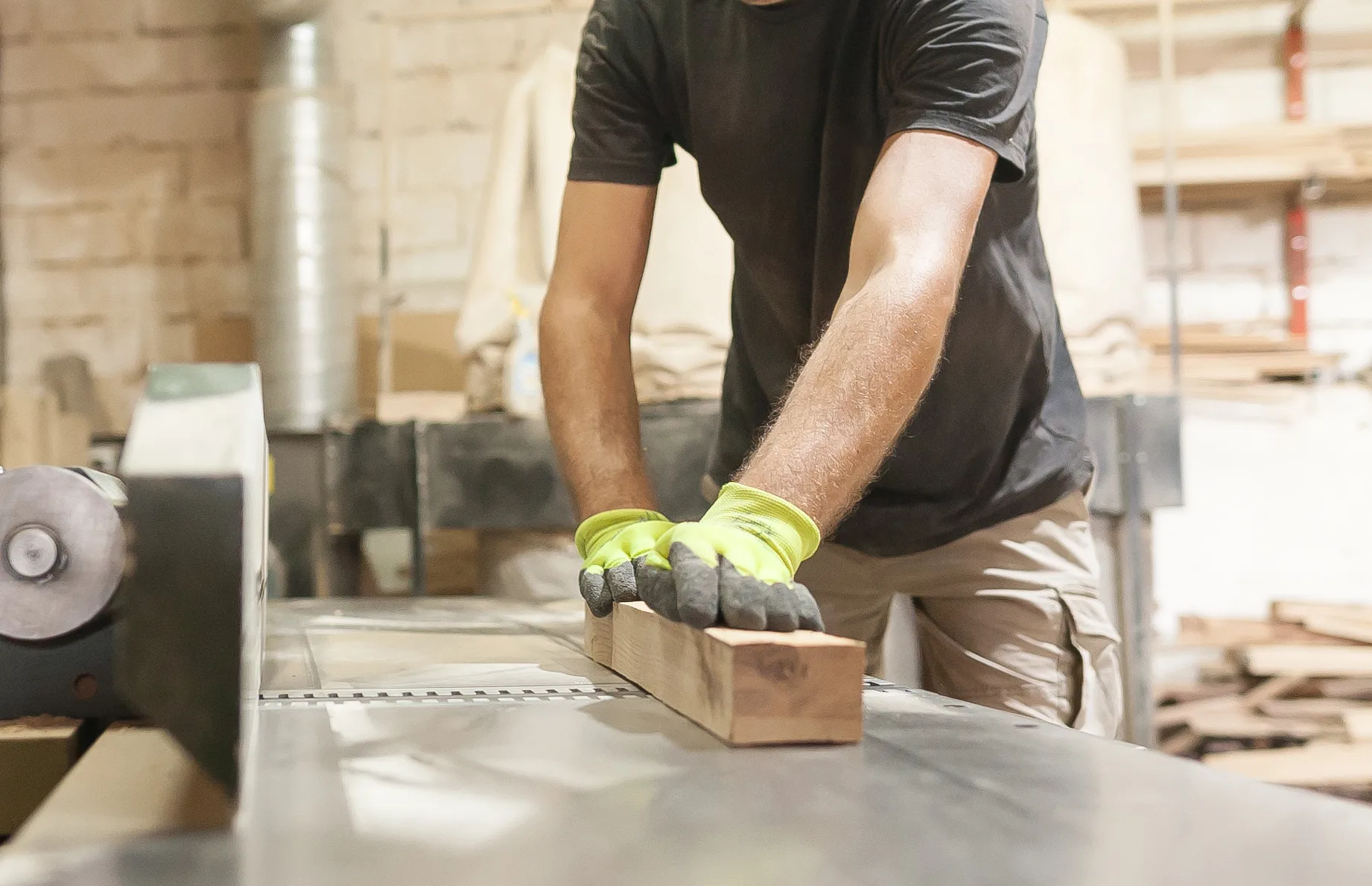 Zimmerer beim Holzhandwerk