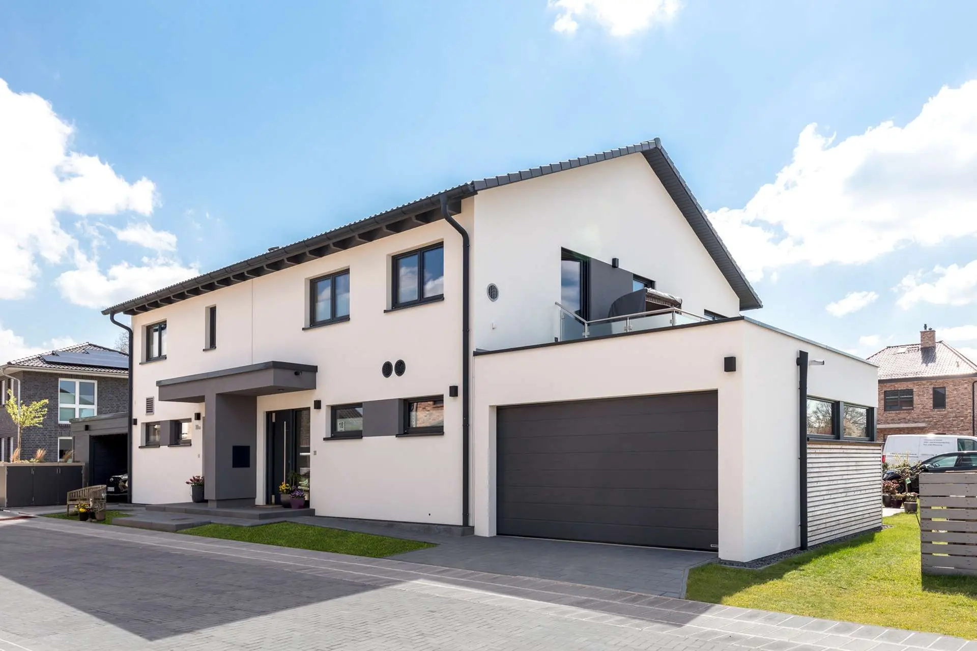 Doppelhaus mit Carport und Garage