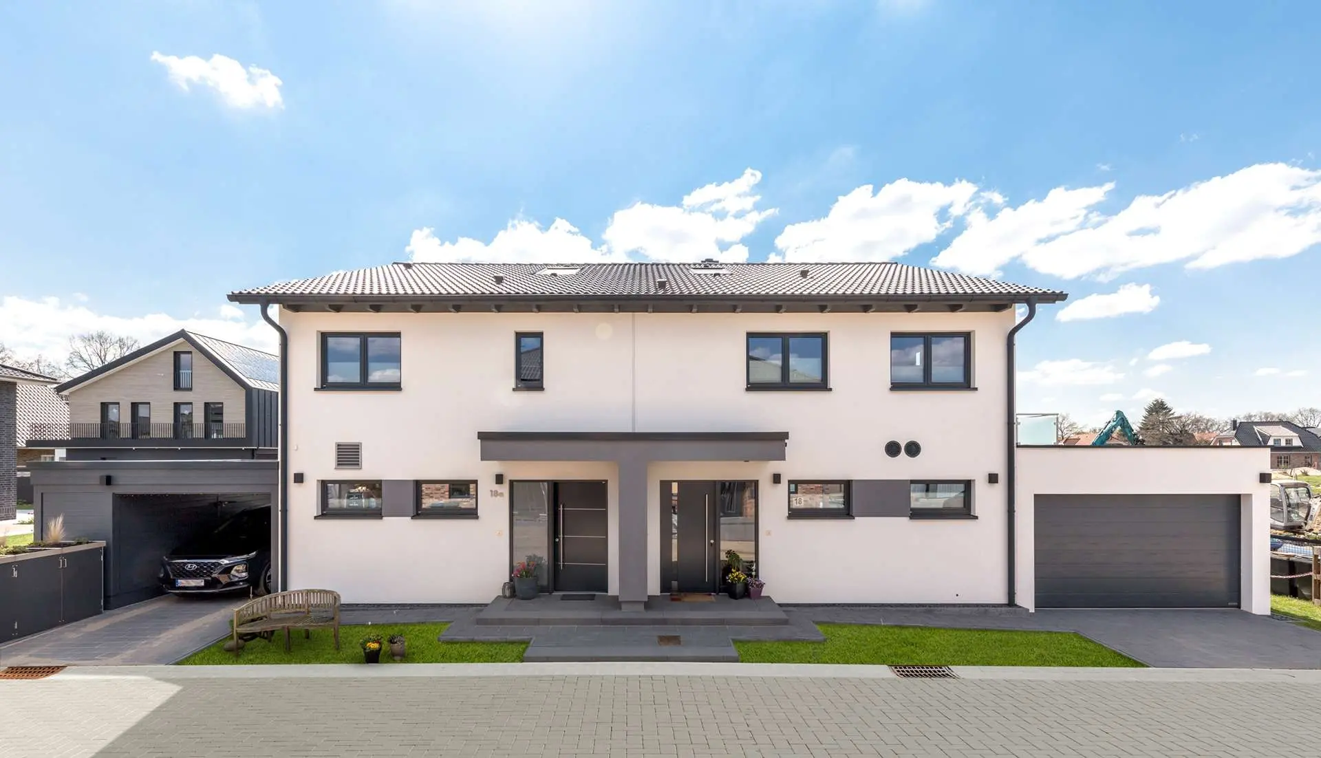 Doppelhaus mit Carport und Garage