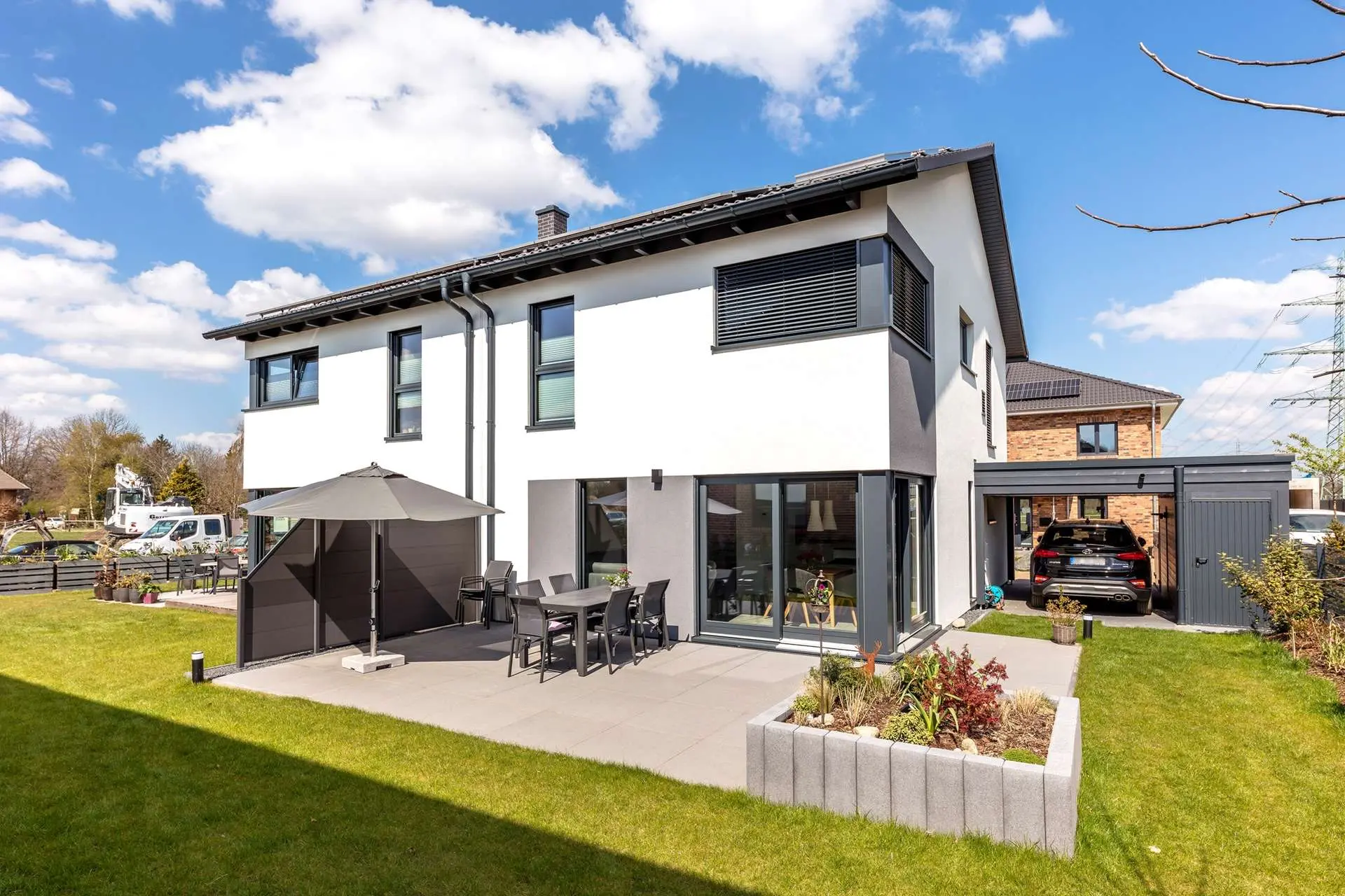 Doppelhaus mit Carport und Garage