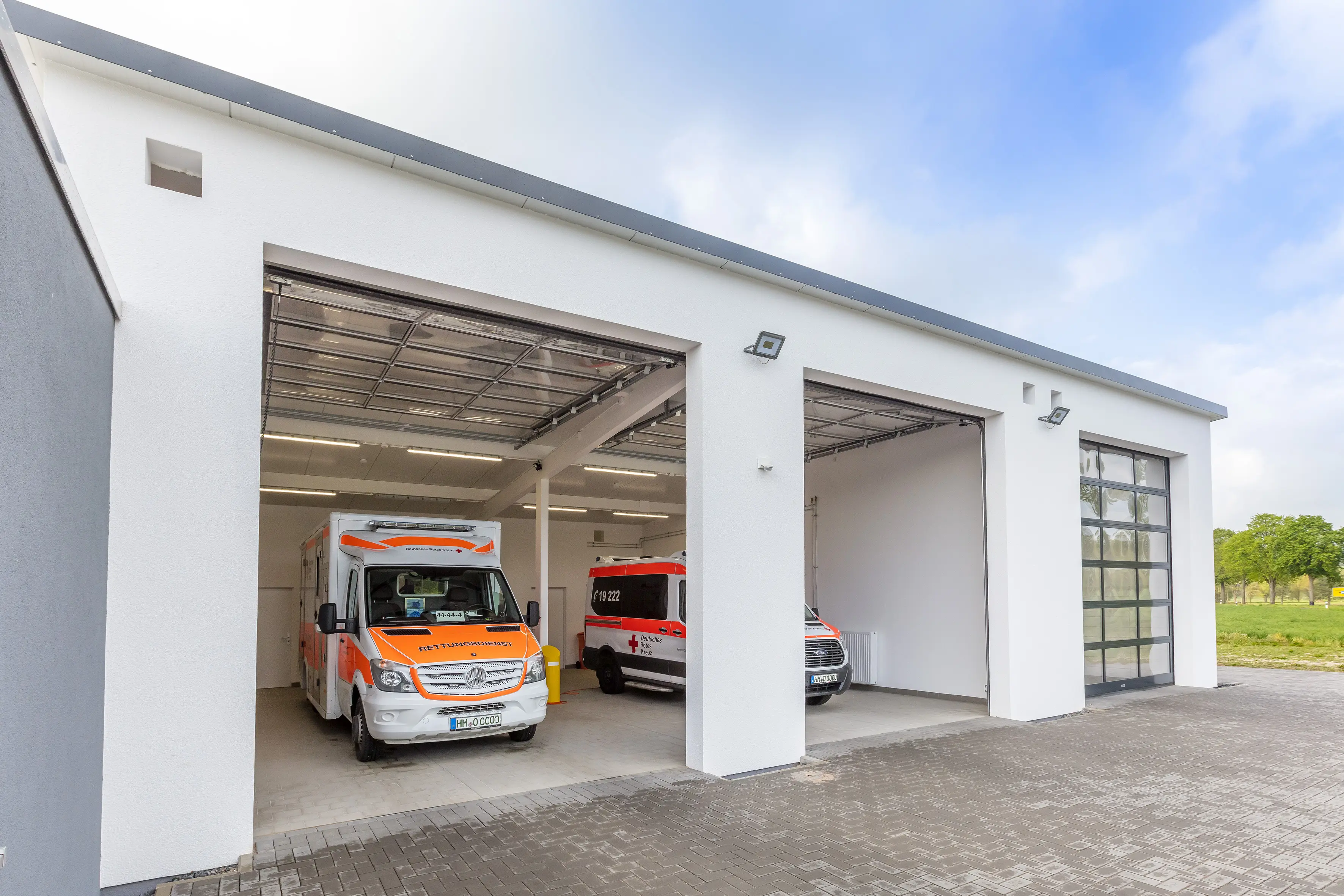 Rettungswache DRK in Aerzen - Fahrzeughalle