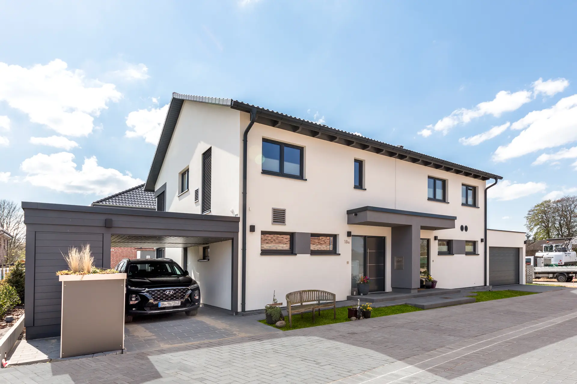 BV JVK 0160 ret - Außenansicht mit Carport